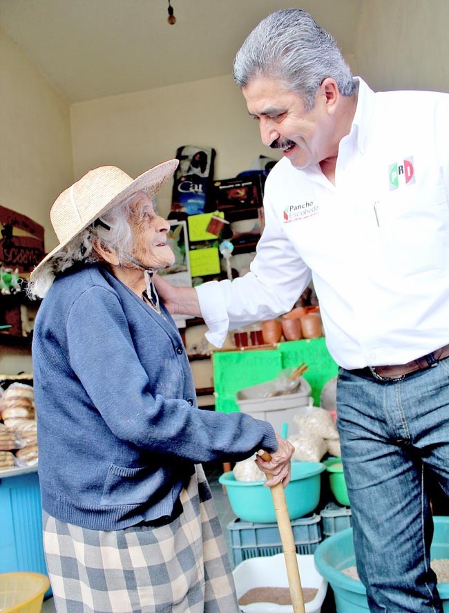 Francisco Escobedo con los locatarios ■ foto: La Jornada Zacatecas