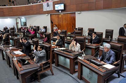 Legisladores de las diversas fracciones discutieron en la sesión de este jueves sobre tópicos electorales, en busca de generar condiciones de equidad, legalidad, transparencia y certidumbre en el actual proceso comicial ■ FOTOS: La Jornada Zacatecas