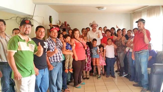 Mejía Haro tuvo la oportunidad de dialogar con mujeres, comerciantes y gente del campo ■ foto: La Jornada Zacatecas