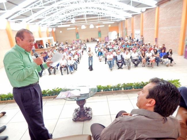 Presentación de la lectura en el salón Centauro del municipio; acuden más de 600 personas ■ foto: La Jornada Zacatecas