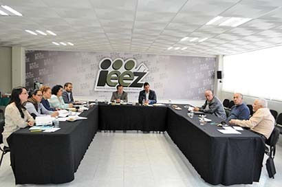 Aspecto general de la reunión entre autoridades del IEEZ y diputados locales ■ FOTO: LA JORNADA ZACATECAS