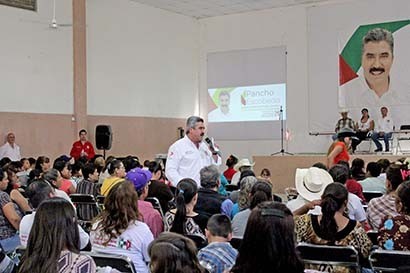 Francisco Escobedo dirigió un mensaje a los habitantes de Momax, este miércoles ■ foto: La Jornada Zacatecas