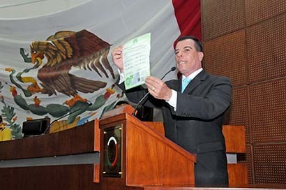Imagen del diputado Mario Cervantes mostrando la tarjeta de descuento del Verde en la sesión de este martes ■ foto: cortesía