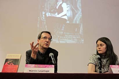 En conversación literaria con Gabriela Flores, Casariego puso a consideración de los zacatecanos su novela ■ FOTOS: ERNESTO MORENO
