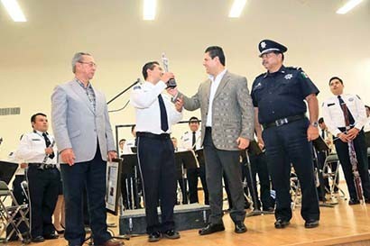 Alonso Reyes entregó un reconocimiento a los integrantes de la Orquesta Sinfónica de Alientos de la Policía Federal por su participación en el Festival Cultural ■ FOTO: LA JORNADA ZACATECAS