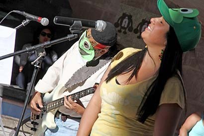 Los integrantes de la agrupación portan máscaras e interpretan canciones para el público ■ FOTO: ANDRÉS SÁNCHEZ