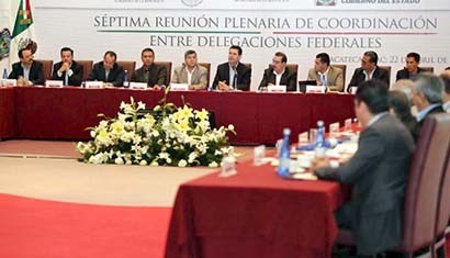 Aspectos de la sesión de trabajo de funcionarios federales ■ FOTO: LA JORNADA ZACATECAS