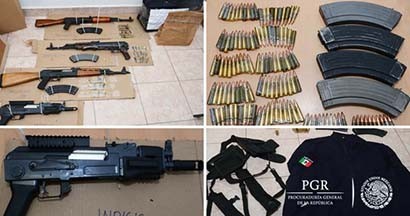 Se aseguraron tres armas Ak-47, 25 cargadores y 322 cartuchos útiles en una casa de Guadalupe ■ FOTO: LA JORNADA ZACATECAS