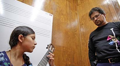 Paloma Jiménez Meza inició su gusto por la guitarra a través de su padre, profesor de la unidad de Artes de la UAZ ■ fotos: MIGUEL áNGEL NúÑEZ