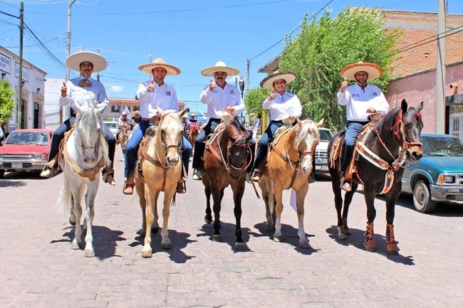 Pancho Escobedo en su recorrido por las calles de Jerez ■ foto: LA JORNADA ZACATECAS