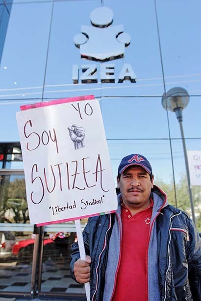 Imagen de manifestación frente al IZEA para exigir se garantice la seguridad social de los trabajadores contratados por honorarios y esquemas similares ■ FOTO: ERNESTO MORENO