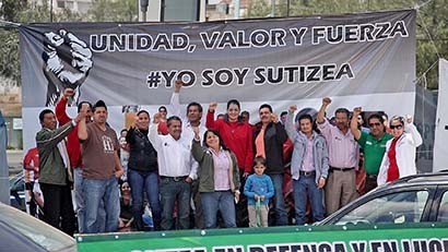 Desde hace dos meses los empleados del IZEA mantienen bloqueadas las oficinas de este organismo en la capital, en demanda de prestaciones ■ foto: MIGUEL áNGEL NúÑEZ