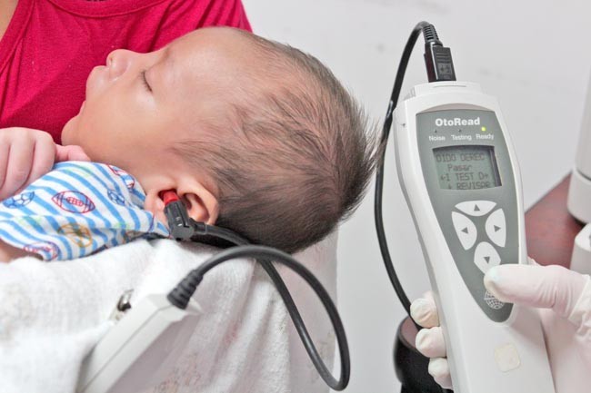 La prueba consiste en colocar un pequeño audífono en el oído del bebé, que registra si existe una disminución auditiva ■ foto: La Jornada Zacatecas