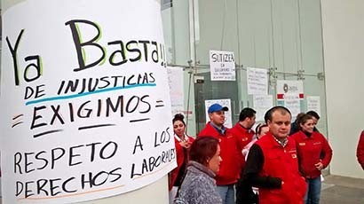Empleados inconformes bloquearon el edificio de los SSZ desde las 7 horas de este miércoles ■ FOTO: RAFAEL DE SANTIAGO