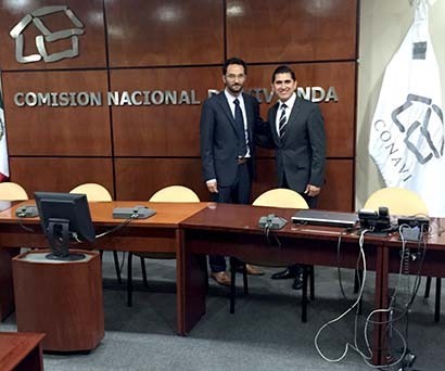 Carlos Peña (derecha), luego de su reunión de trabajo con autoridades de la Conavi ■ foto: La Jornada Zacatecas