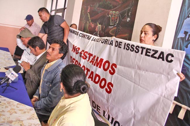 Representantes de organizaciones sindicales informaron, en conferencia de prensa, sobre el amparo interpuesto a la Ley del Issstezac ■ FOTO: ANDRÉS SÁNCHEZ