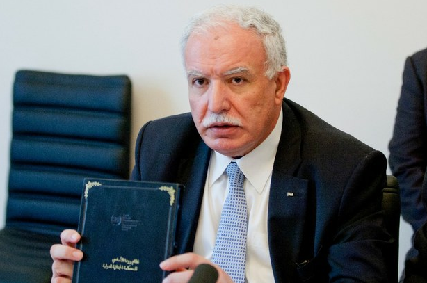 El ministro palestino de Relaciones Exteriores, Riad Malki, muestra una copia del tratado fundacional de la Corte Penal Internacional, a la que Palestina se adhirió este miércoles. Foto Ap