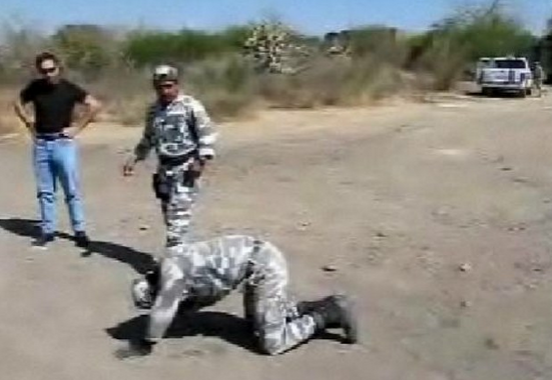 Un video difundido por 'El Heraldo de León' muestra a uno de los agentes del Grupo Especial Táctico de la policía municipal en el momento en que vuelve el estómago, durante un entrenamiento en tácticas de tortura. Imagen de 2008