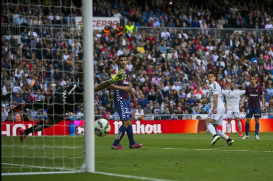 Cristiano Ronaldo anotó su gol 38 en la actual liga española, 'Chicharito' Hernández marcó el cuarto de su cuenta particular y el Real Madrid derrotó 3-0 del Eibar. Foto Ap