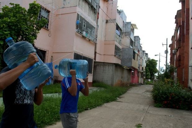 Investigador de la UNAM afirma que el problema para el consumo humano de agua potable, es que la gente no lava sus tinacos y prefiere consumir la embotellada. Foto Cuartoscuro