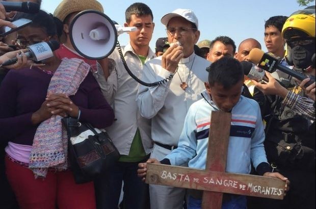 Encabezados por el padre Alejandro Solalinde, los integrantes del viacrucis migrante arribaron a la Basílica de Guadalupe. Foto: La Jornada