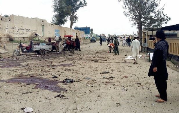 Sitio donde un atacante suicida se hizo estallar este jueves en la ciudad de Jost, en Afganistán. Foto Ap