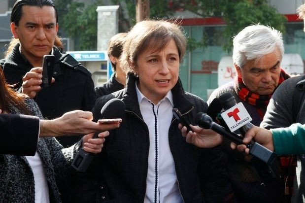 La periodista Carmen Aristegui afuera de las instalaciones de MVS, cuando fue suspendida la emisión del noticiario radiofónico. Foto: La Jornada