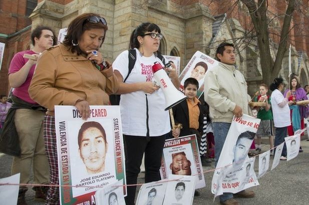 Las ONG exigieron que el Estado mexicano implemente las recomendaciones estructurales del grupo de expertos designado por la CIDH para el caso Ayotzinapa. En la imagen, protesta por la desaparición de los 43 estudiantes en Detroit, el pasado 12 de abril. Foto Xinhua