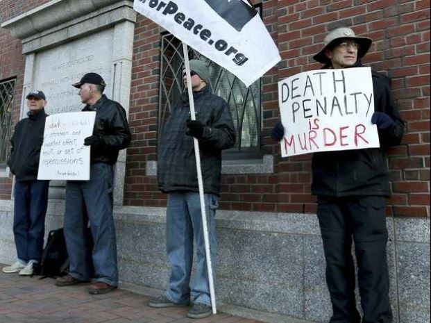 Manifestantes piden la pena de muerte para Tsarnaev, a las afueras del juzgado en Boston. Foto Reuters
