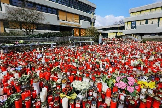 Haltern. Flores y velas colocadas frente al Instituto Joseph-König en memoria de las víctimas del accidente del avión Airbus A320 de la aerolínea Germanwings. Foto: Xinhua