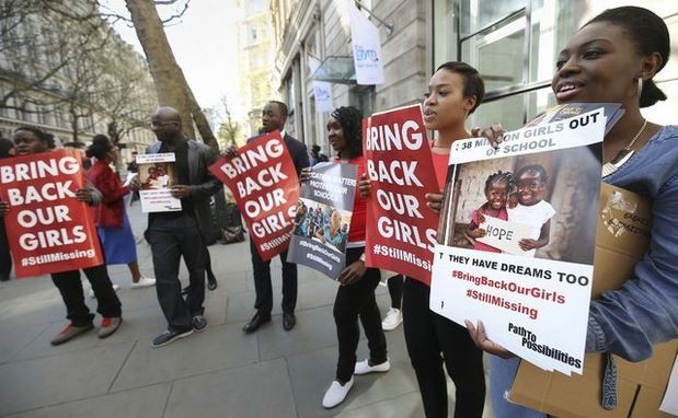 Manifestantes, frente a la Casa de Nigeria en Londres, durante una protesta en apoyo a las jóvenes secuestradas por Boko Haram, hace un año. Foto Xinhua / Archivo