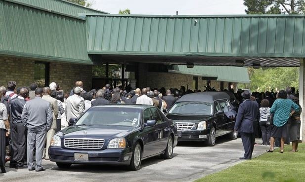 Asistentes al funeral de Walter Scott, afroestadunidense asesinado la semana pasada por un policía en Carolina del Sur. Foto Ap