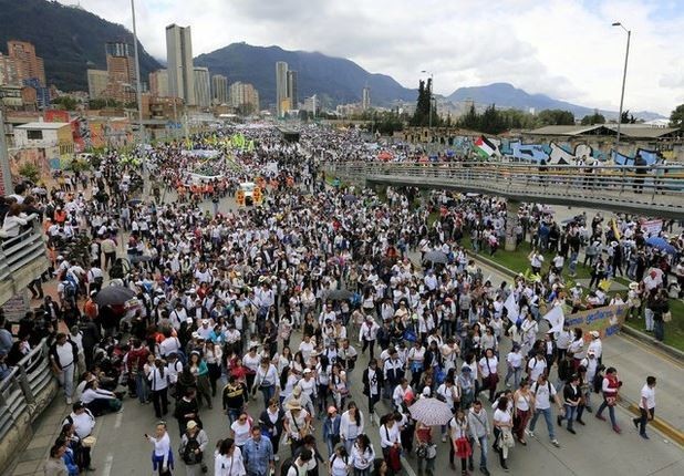 Miles de colombianos participaron en la marcha nacional por la paz. Foto Reuters