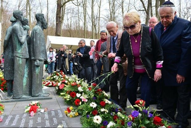 Sobrevivientes y familiares de víctimas participaron en la ceremonia del 70 aniversario de la liberación del campo de concentración nazi de Mittelbau-Dora, en Nordhausen, Alemania del Este. Foto Ap / Archivo