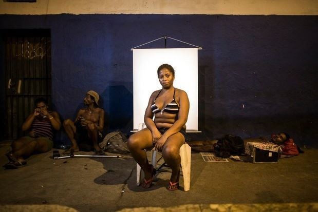 Valeria de Brito, de 36 años, ha consumido crack por ocho años. Dice que no le gusta el ambiente de “cracolandia”, pero lo prefiere a drogarse en cualquier lugar. Foto Felipe Dana / Ap