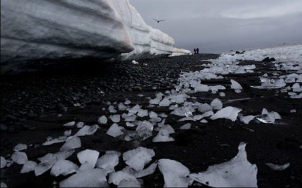 Piezas de descongelación de hielo se encuentran dispersas a lo largo de la playa en Punta Hanna, Isla Livingston en la Antártida. Foto Ap
