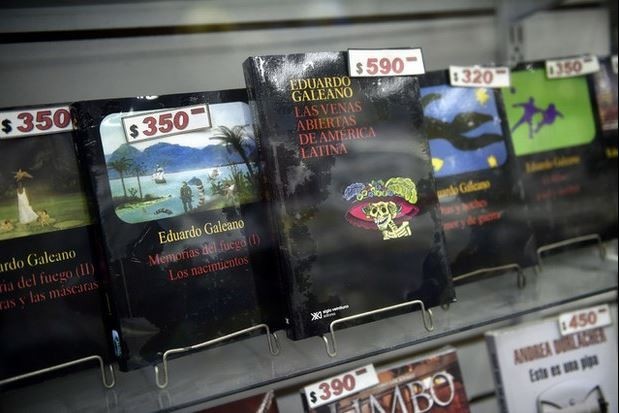 Los libros del escritor uruguayo Eduardo Galeano se exhiben en una librería, en Montevideo. Foto Xinhua