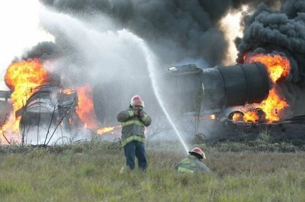 Explosión de la pipa en la carretera Villahermosa - Coatzacoalcos. Foto Cuartoscuro / Archivo