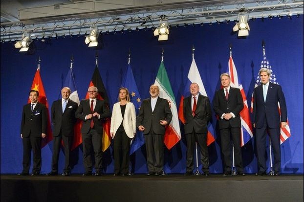 Los funcionarios Wang Qun (China), Laurent Fabius (Francia), Walter Steinmeier (Alemania), Federica Mogherini (UE), Mohammad Javad Zarif (Irán), un delegado ruso no identificado, Philip Hammond (GB), y John Kerry (EU). Foto Ap