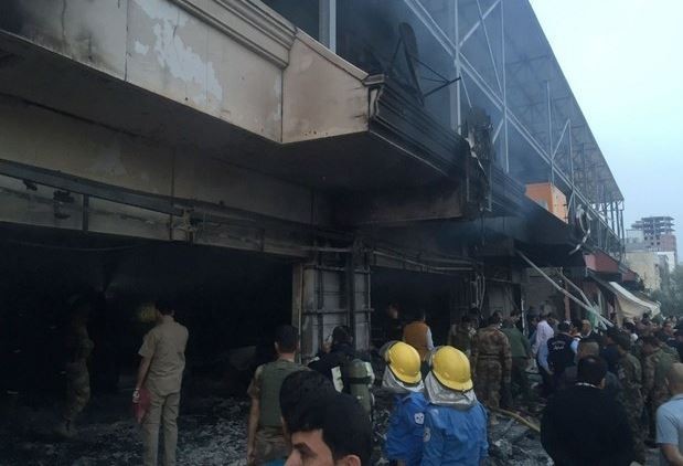 Rescatistas en la escena del estallido de un coche bomba, a las afueras del consulado de EU en Erbil, Irak. Foto Ap
