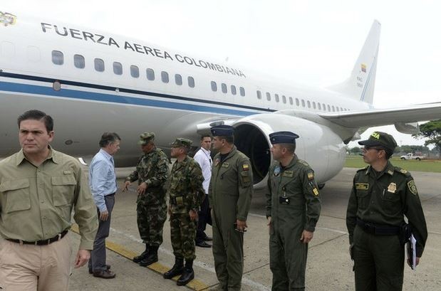 Imagen cedida por la Presidencia de Colombia de Juan Manuel Santos y personal militar, a su llegada a Cali. Foto Xinhua