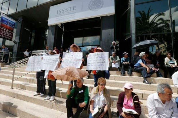 Manifestación de pensionados y jubilados afuera de las instalaciones del Issste. Foto: La Jornada