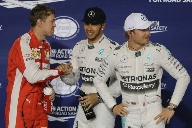 Lewis Hamilton (al centro) consiguió su cuarta pole consecutiva y largará primero en el GP de Bahrein, donde estará acompañado por Sebastian Vettel y su coequipero Nico Rosberg. Foto Ap