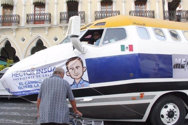 La renta de la limosina tipo avión cuesta 10 mil pesos la hora, no 3 mil como aseguró el candidato panista Héctor Insúa. Foto: La Jornada