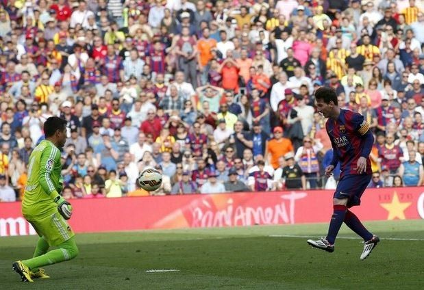 Luis Suárez y Lionel Messi, autores de los goles del Barcelona en la victoria contra el Valencia, y el arquero Claudio Bravo, que detuvo un penal, guiaron al club catalán a consolidar su liderato. Foto Reuters
