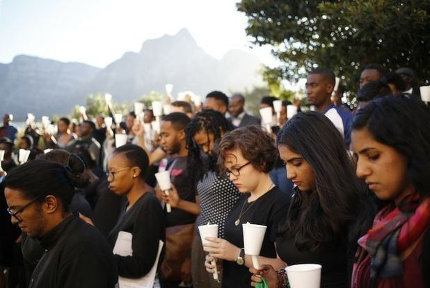 Estudiantes participan en una vigilia en memoria de los estudiantes muertos en un ataque islamita contra la Universidad en Garissa, Kenia. Foto Ap