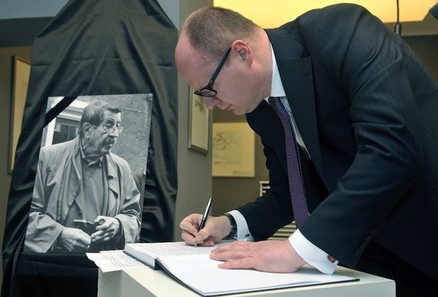 Pawel Adamowicz, alcalde de Gdansk, Polonia, firma un libro de condolencias en memoria del escritor alemán Günter Grass. Foto: AP