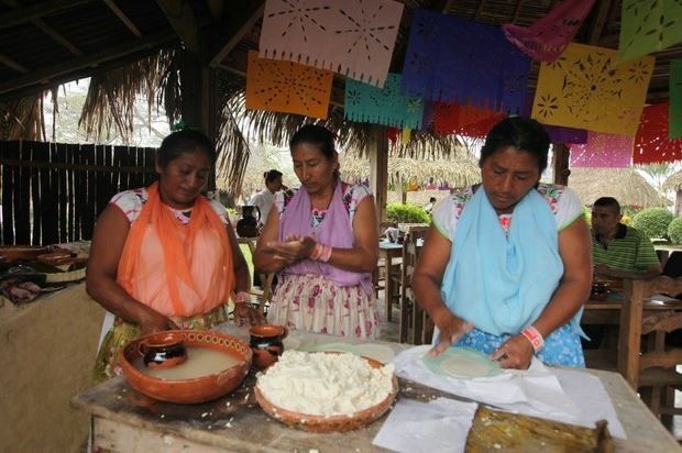 'Las Mujeres de Humo' cuentan con más de 500 recetas que sus ancestros les han heredado. Foto Notimex