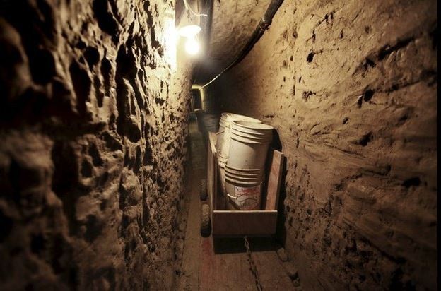 Túnel que sería utilizado para el tráfico de drogas hacia EU. Foto Reuters / Archivo