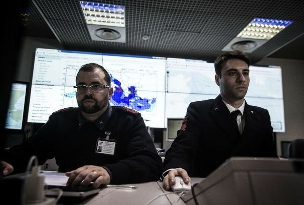 Oficiales italianos revisan los monitores que muestran las embarcaciones en altamar que navegan en el área donde un barco con 700 migrantes naufragó cerca de las costas de Libia. Foto: AP